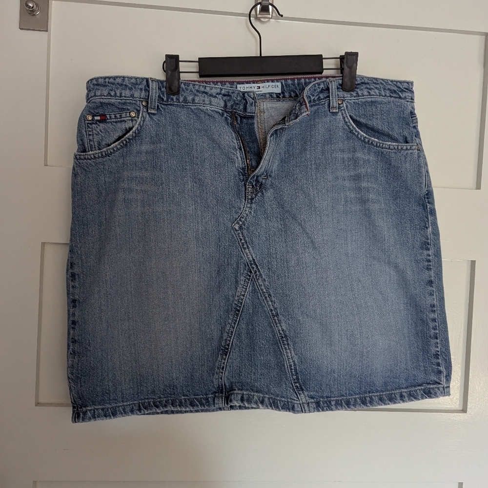 Vintage Tommy Hilfiger Light wash Denim Cotton Jean Skirt. Women's Size 18.